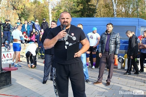 У Луцьку Вірастюк із силачами збирав кошти для військових. ФОТО*