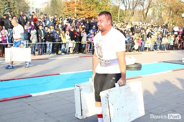 У Луцьку Вірастюк із силачами збирав кошти для військових. ФОТО*