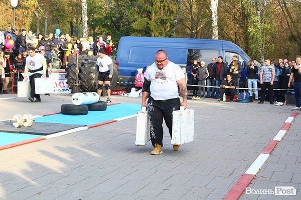 У Луцьку Вірастюк із силачами збирав кошти для військових. ФОТО*