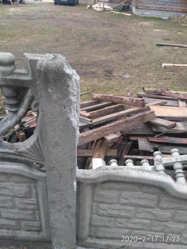 У місті на Волині біля церкви вандали понищили огорожу. ФОТО