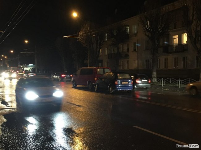 У Луцьку на Перемоги сталася аварія: рух – ускладнений. ФОТО