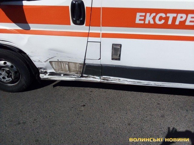 Біля луцького РАЦСу зіткнулися дві автівки