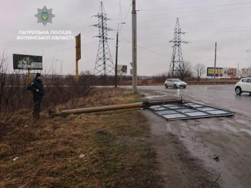 Повалений рекламний щит і побиті автівки: наслідки негоди у Луцьку. ФОТО