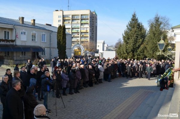 Лучани провели в останню путь бійця, що загинув під Іловайськом. ФОТО