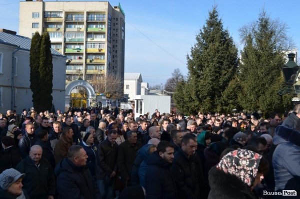 Лучани провели в останню путь бійця, що загинув під Іловайськом. ФОТО