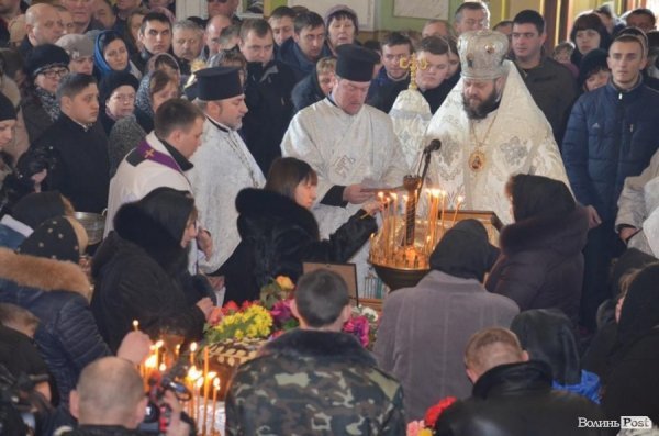 Лучани провели в останню путь бійця, що загинув під Іловайськом. ФОТО