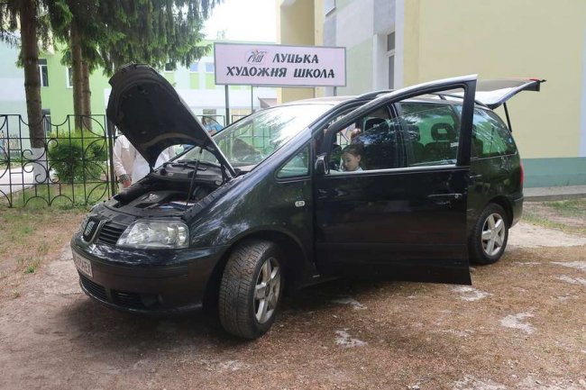 Діти з Луцька за кошти від проданих в США малюнків купили авто для 14 бригади. ФОТО