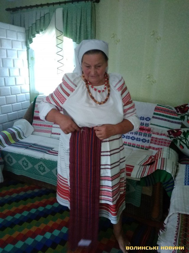 Волинська майстриня виготовляє ткані рушники для видатних людей України 