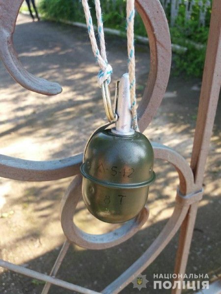На Рівненщині голові ОТГ повісили на ворота муляж гранати і похоронний вінок. ФОТО