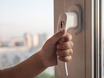 Повідомили про стан дитини, яка днями випала із вікна багатоповерхівки у Луцьку