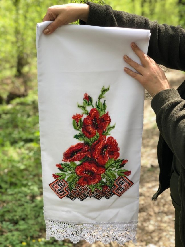 Ікони, картини, сорочки: головний лісничий у Володимирі-Волинському дивує своїми вишивками