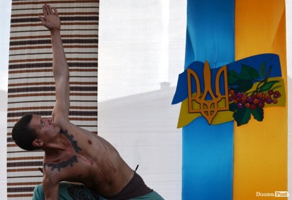 У центрі Луцька займалися йогою. ФОТО 