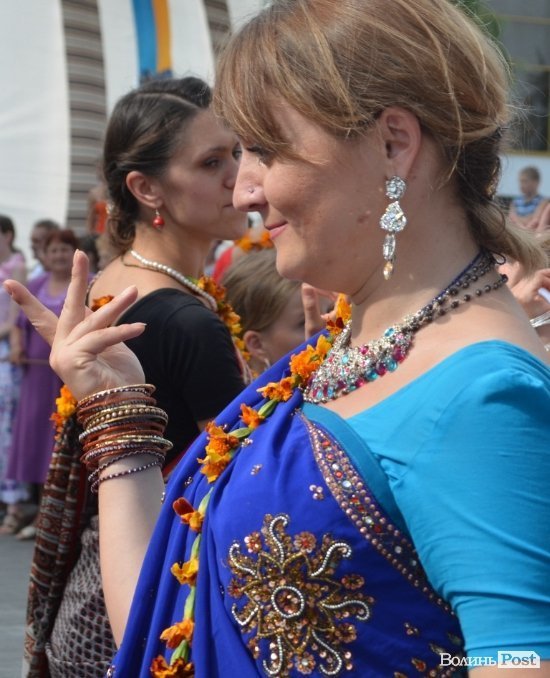 У центрі Луцька займалися йогою. ФОТО 