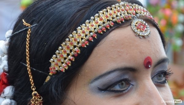 У центрі Луцька займалися йогою. ФОТО 