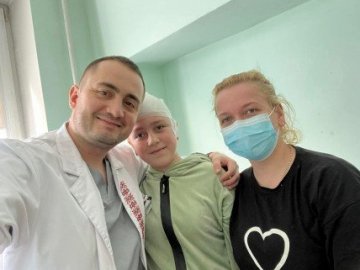 Школярка з Луцька, яка після ковіду перенесла дві операції на головного мозку, потребує допомоги