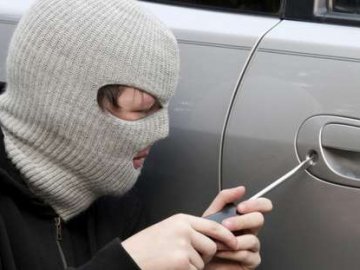 На Волині невідомий обікрав автомобіль