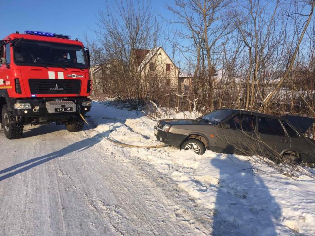 Автобус  «Броди–Луцьк» із пасажирами застряг у сніговому заметі на Волині
