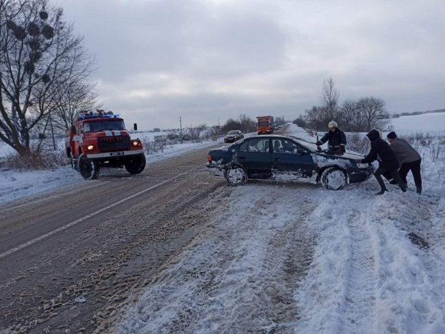 Автобус  «Броди–Луцьк» із пасажирами застряг у сніговому заметі на Волині