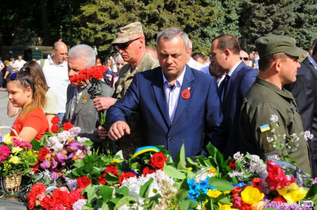 З маками і трояндами: у Луцьку відзначили річницю перемоги над нацизмом. ФОТО