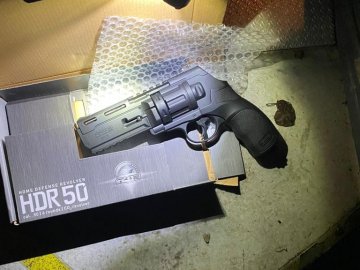 На «Ягодині» митники вилучили у чоловіка пістолет