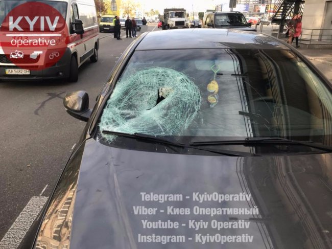 У Києві на переході на смерть збили молоду  жінку