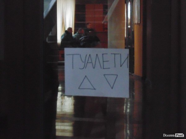 Опозиція хазяйнує у «білому домі». ФОТО