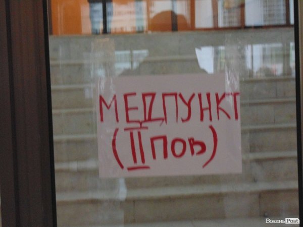 Опозиція хазяйнує у «білому домі». ФОТО