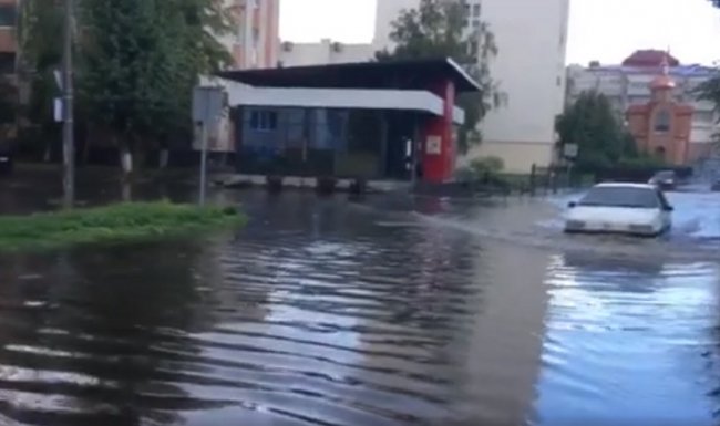 У Луцьку через зливу затопило вулицю. ФОТО. ВІДЕО