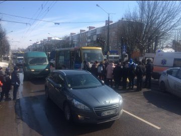 Дівчинку, яку біля луцької школи збила маршрутка, батьки забрали додому