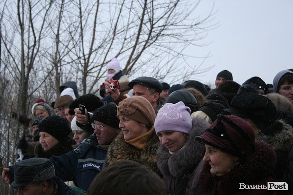 У Луцьку на  Водохреще близько  сотні людей купалися в крижаній воді. ФОТО