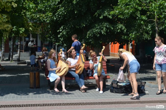 Бандуристки підкорили лучан віртуозним виконанням на головній пішохідній вулиці. ФОТО