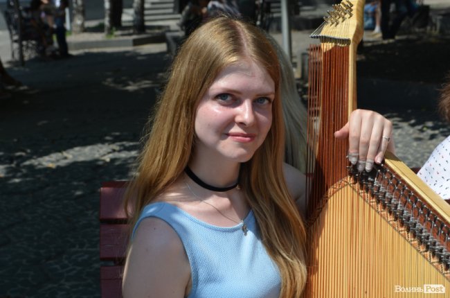Бандуристки підкорили лучан віртуозним виконанням на головній пішохідній вулиці. ФОТО