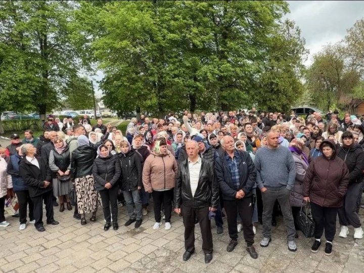 Рвали списки та почали бійку: у Куснищах прихильники упц мп зірвали збори громади щодо переходу до ПЦУ