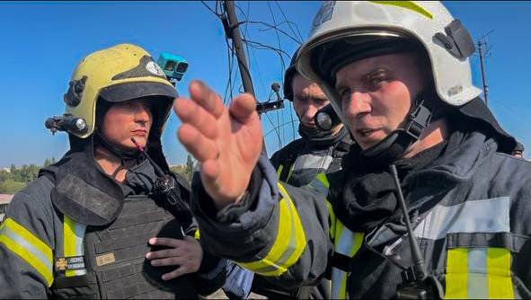 Показали фото рятувальників, які ліквідовували наслідки російського обстрілу у Луцьку