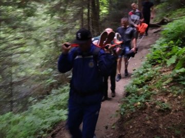 У Карпатах лучанка травмувала ногу під час спуску з гори, викликали рятуальників