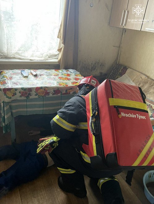 У Луцьку врятували пенсіонерку, яка втратила свідомість у власному будинку. ФОТО
