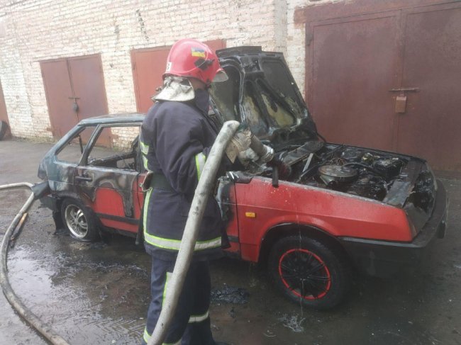 У Рівному посеред білого дня згоріла автівка. ФОТО