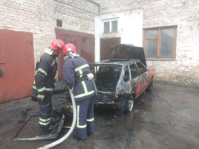 У Рівному посеред білого дня згоріла автівка. ФОТО