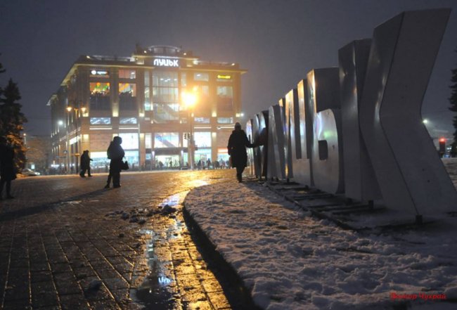 Сніжний вечір у Луцьку. ФОТО