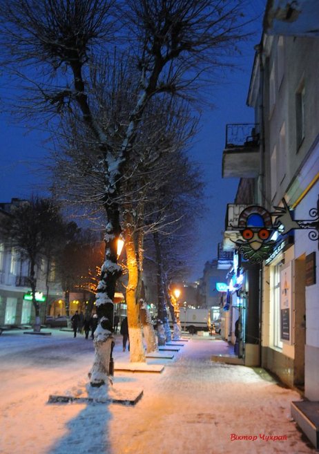 Сніжний вечір у Луцьку. ФОТО