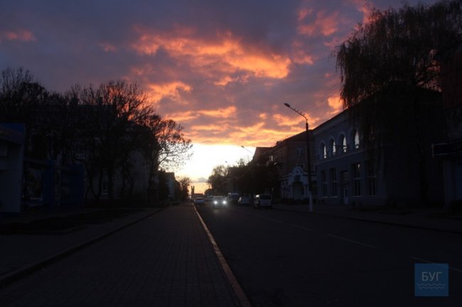 Вогняне небо: захопливий захід сонця у Нововолинську. ФОТО