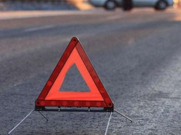 На Волині Volkswagen «поцілував» трактор