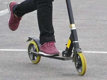 Власник електросамоката, яким у Луцьку збили 4-річну дівчинку, хоче відшкодувати лікування