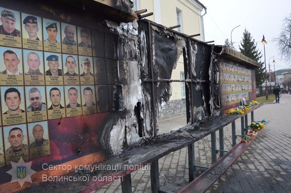 У поліції назвали причину займання Стели Героїв у Луцьку
