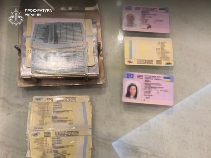 Троє волинян продавали підроблені посвідчення водіїв та техпаспорти