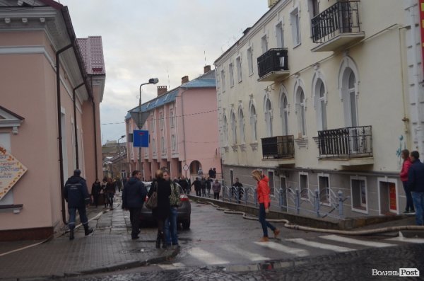 У центрі Луцька горів старовинний будинок. ФОТО 