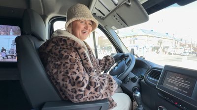 Волинська блогерка-квітникарка продає розсаду на ринку та веде ТікТок