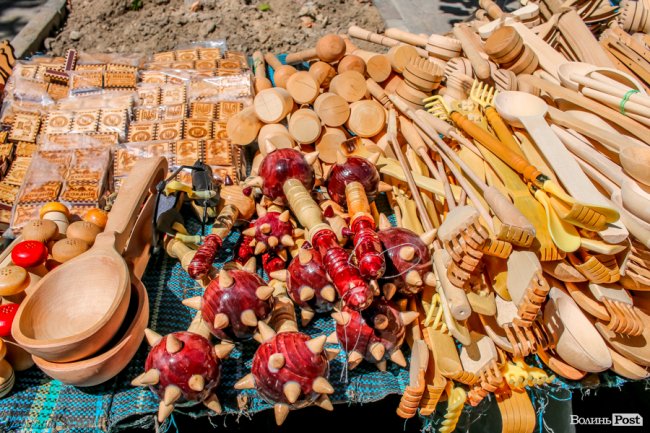 Народні розваги і море людей: в центрі Луцька «гуляє» етнофестиваль. ФОТО 
