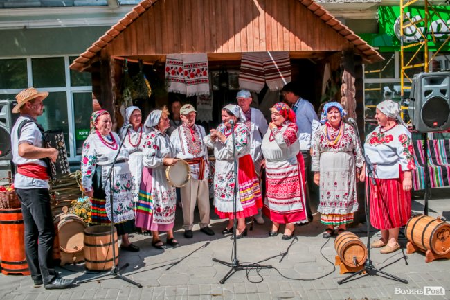 Народні розваги і море людей: в центрі Луцька «гуляє» етнофестиваль. ФОТО 