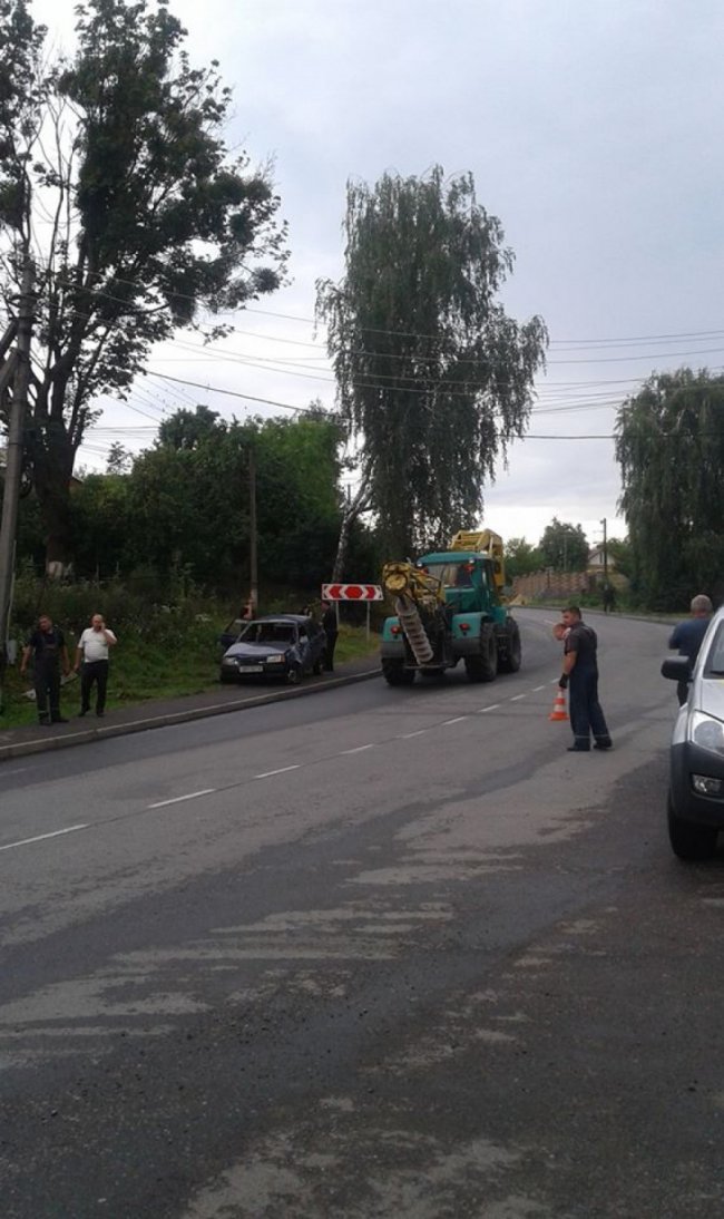 На Волині авто влетіло в електроопору. ФОТО